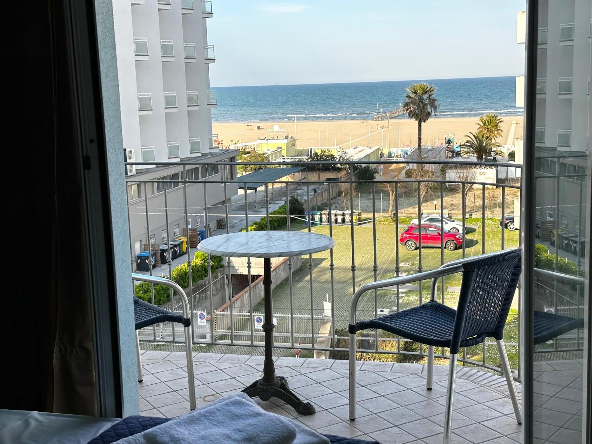 Hotel Blue Moon Ρίμινι Εξωτερικό φωτογραφία